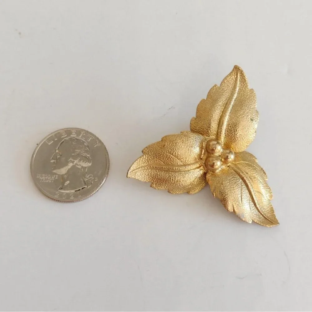 Vintage Brushed Textured Gold Tone Brooch Pin Berries And Leaves